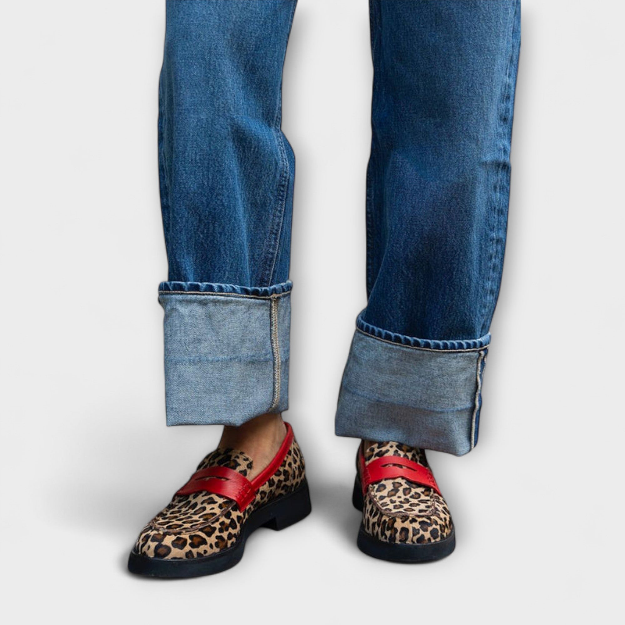 Elance™ | Chic Leopard Print Round